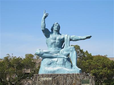 平和公園にある平和祈念像　提供：（社）長崎県観光連盟