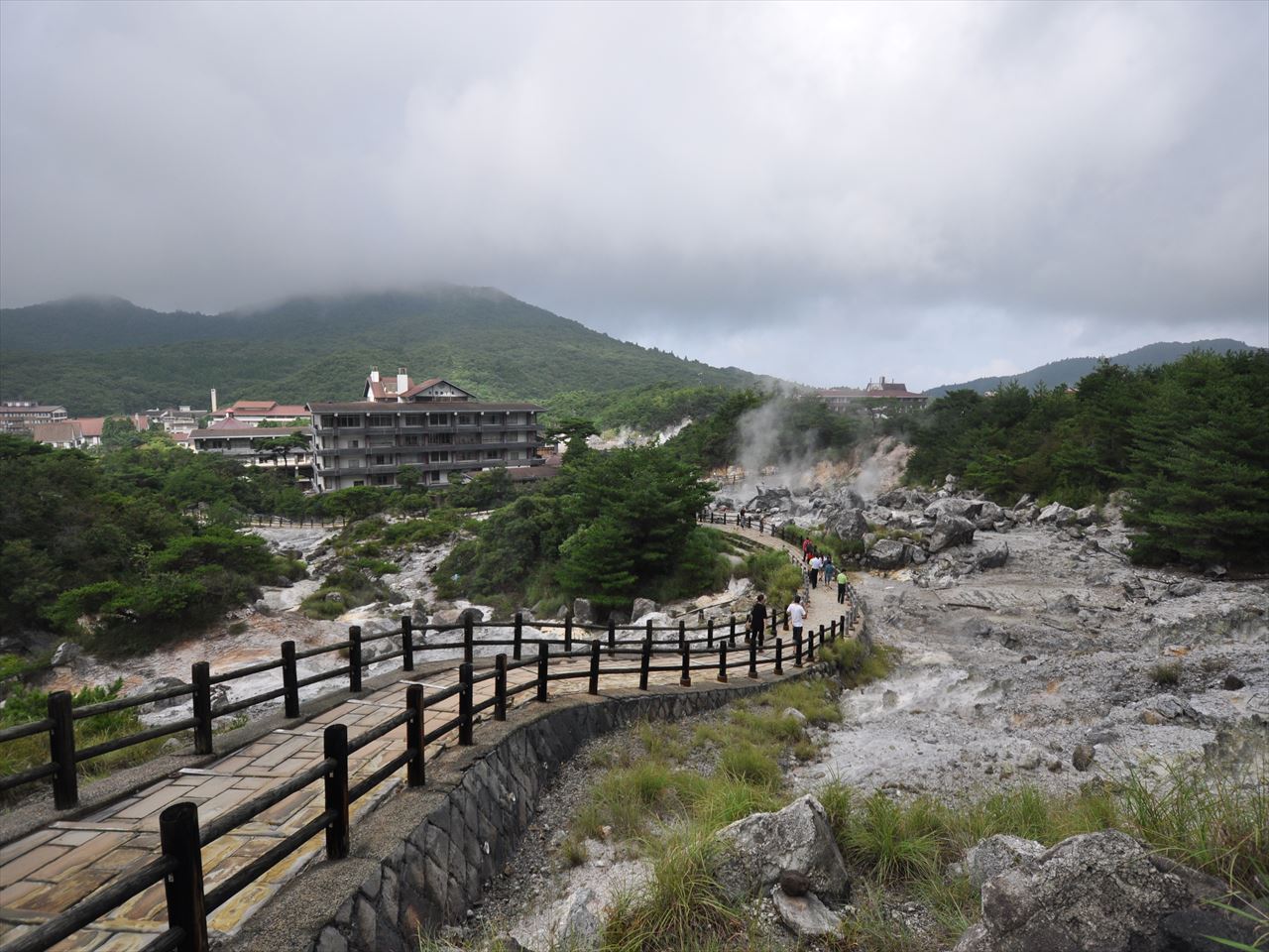 噴煙立ち上る雲仙地獄の様子 噴煙立ち上る雲仙地獄の様子