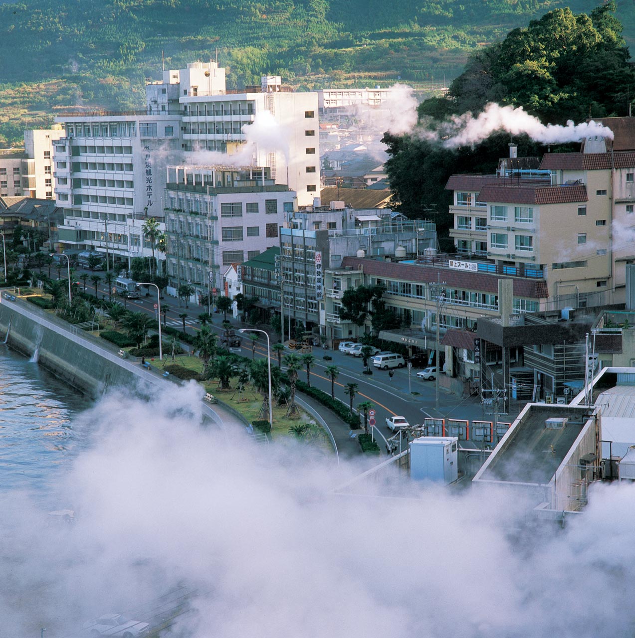湯けむりがモクモクとたなびく小浜温泉街 (提供/(社)長崎県観光連盟) 湯けむりがモクモクとたなびく小浜温泉街