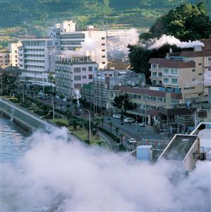 湯けむりがモクモクとたなびく小浜温泉街