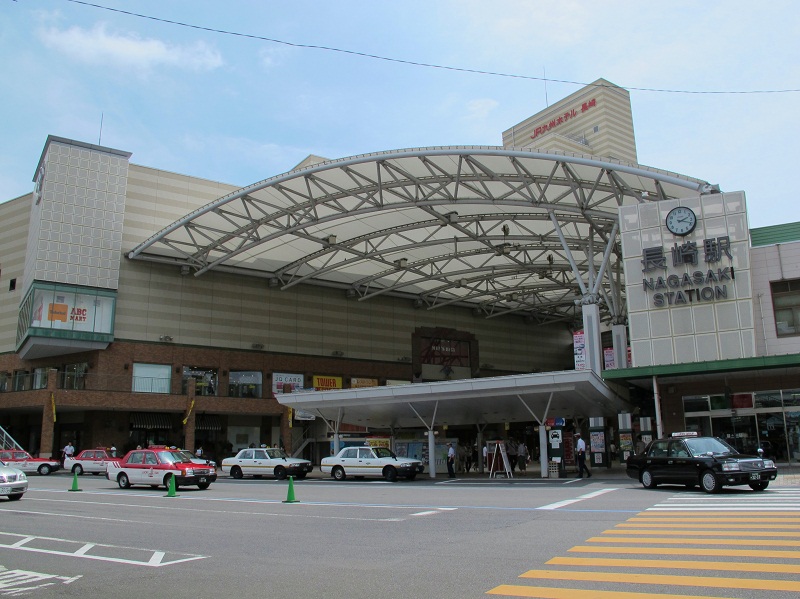 ショッピングも楽しめるJR長崎駅 (提供/(社)長崎県観光連盟) ショッピングも楽しめるJR長崎駅