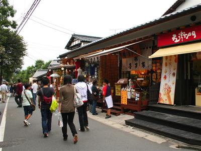観光客で賑わう湯の坪街道は湯布院のメインストリートだ