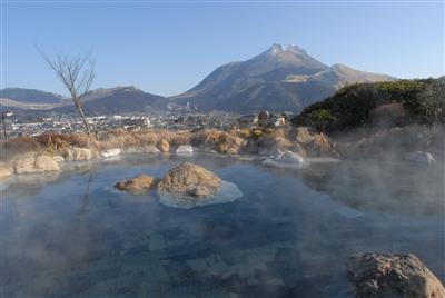 雄大な由布岳を望む絶景の露天風呂