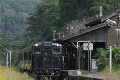 嘉例川駅を出発する観光列車・はやとの風