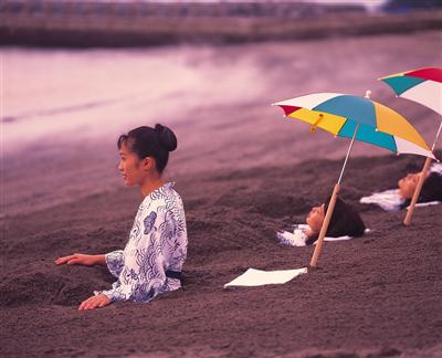 指宿の浜辺では干潮時に名物の砂むしを体験することができる