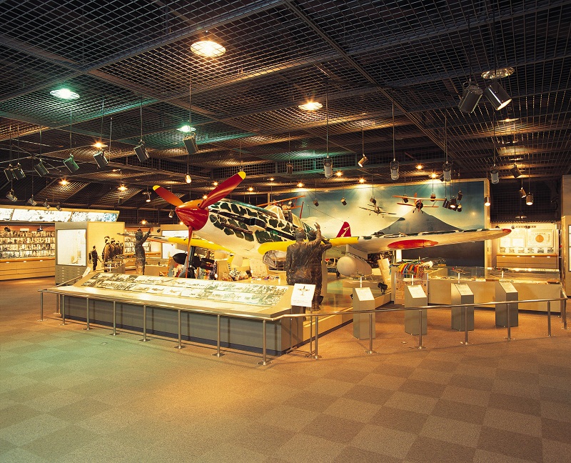 知覧特攻平和会館には実際に使われた零戦も展示 (写真協力/公益社団法人 鹿児島県観光連盟) 知覧特攻平和会館には実際に使われた零戦も展示