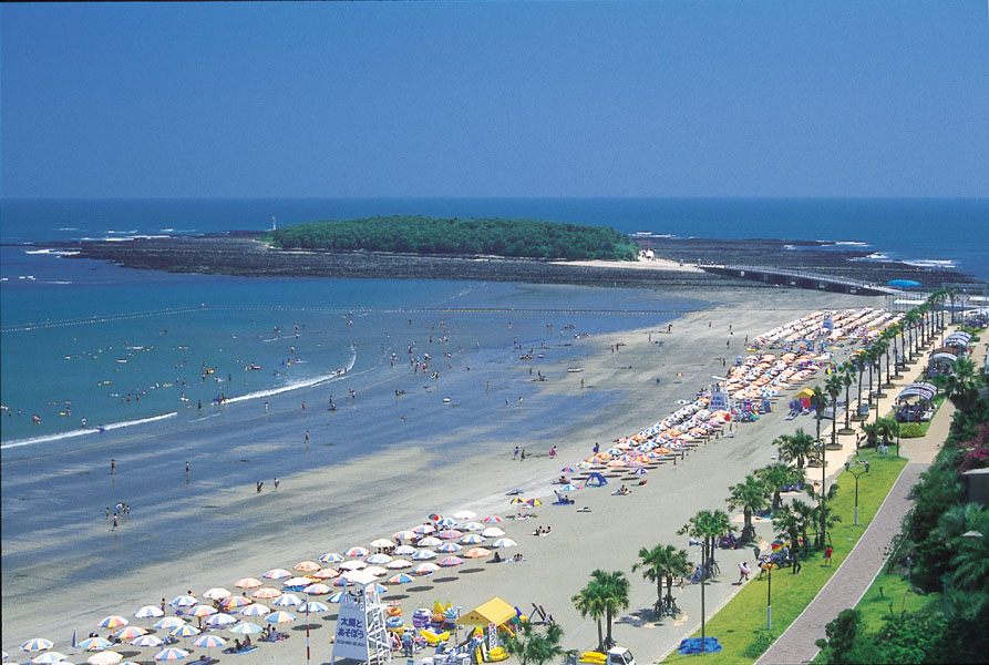 夏は多くの海水浴客で賑わう青島海岸 夏は多くの海水浴客で賑わう青島海岸