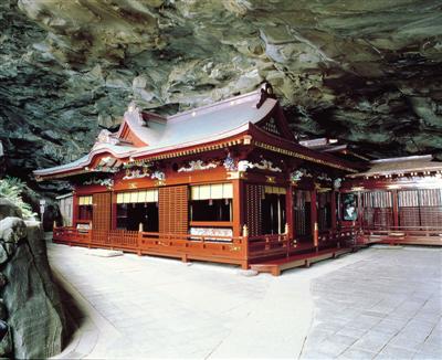 洞窟の中に鮮やかな朱塗りの社殿が鎮座する鵜戸神宮