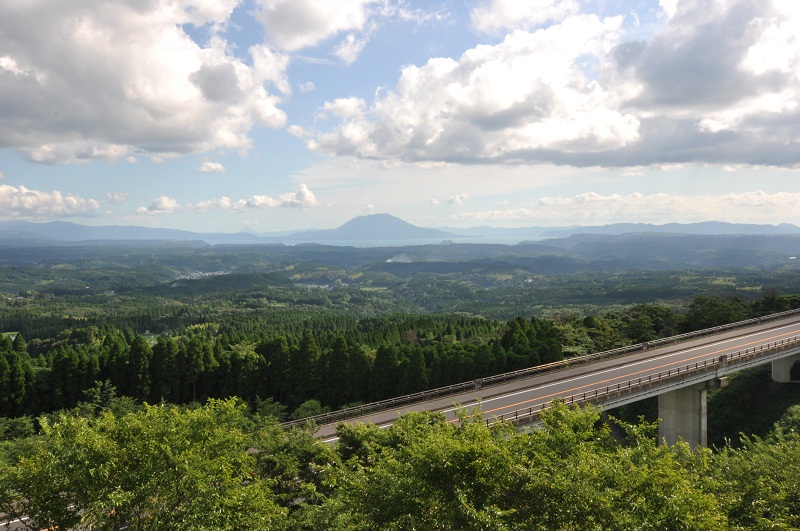 道の駅霧島の駐車場からは遠く錦江湾や桜島を眺めることが 道の駅霧島の駐車場からは遠く錦江湾や桜島を眺めることが