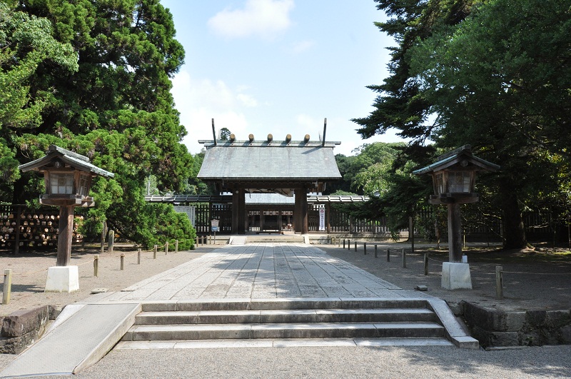 神武天皇を祀る宮崎神宮。地元では神武さんの愛称で呼ばれる 神武天皇を祀る宮崎神宮。地元では神武さんの愛称で呼ばれる