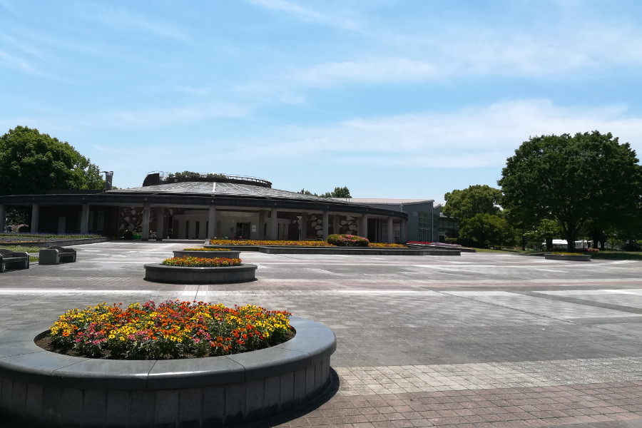 西門の「噴水前広場」。正門が復旧中の為、植物園施設側、西門から入園できます 西門の「噴水前広場」。正門が復旧中の為、植物園施設側、西門か