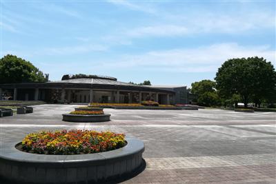 西門の「噴水前広場」。正門が復旧中の為、植物園施設側、西門か