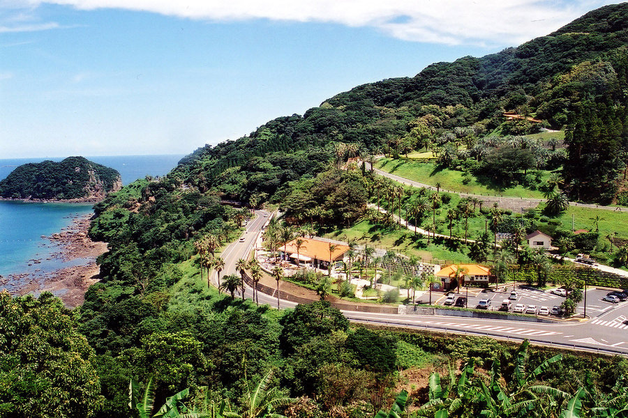 施設西側の森の奥には大温室を備えた県の亜熱帯作物支場も。 施設西側の森の奥には大温室を備えた県の亜熱帯作物支場もある。