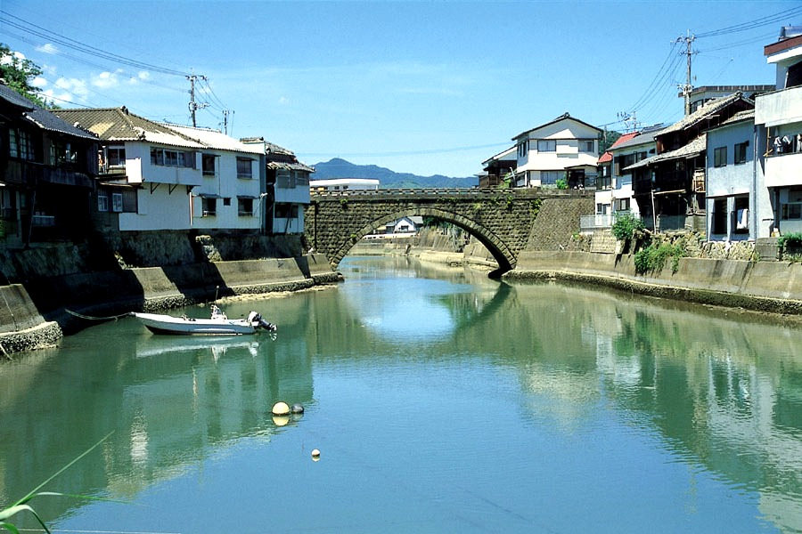 堀川橋のふもとには神武天皇の妻・アヒラツヒメを祀る吾平津神社もある 堀川橋のふもとには神武天皇の妻・アヒラツヒメを祀る吾平津神社