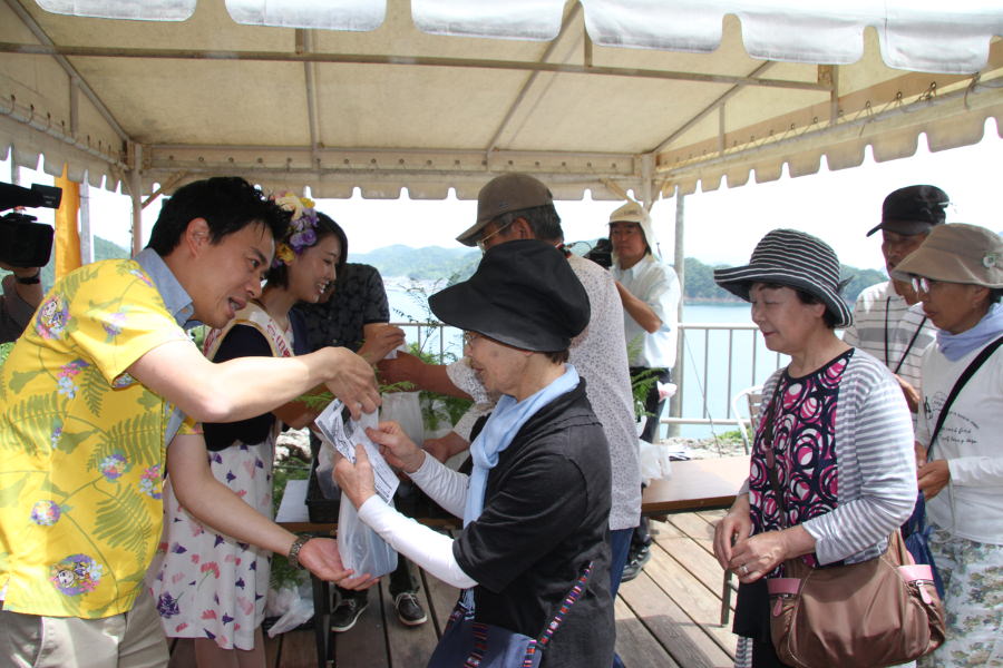 ジャカランダの苗の無料配布も行われる