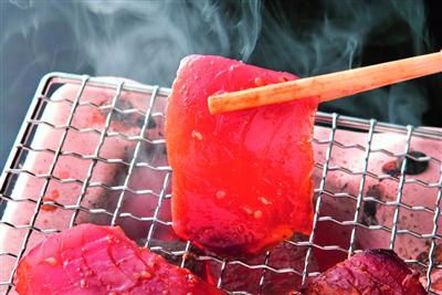 炭火の香ばしい香りが食欲をそそる「日南一本釣りカツオ炙り」