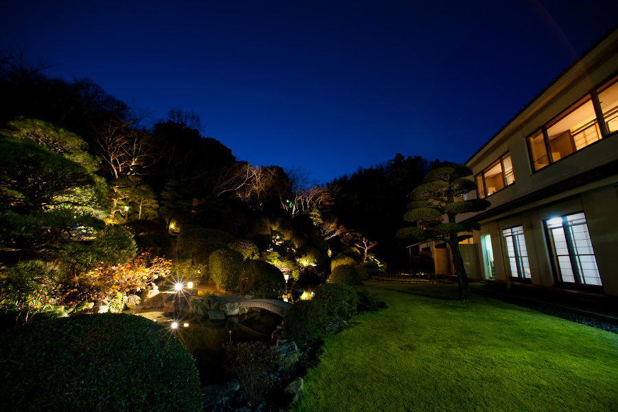 夜には日本庭園がライトアップされ幻想的な雰囲気になる「尚玄山荘」 夜には日本庭園がライトアップされ幻想的な雰囲気になる「尚玄山