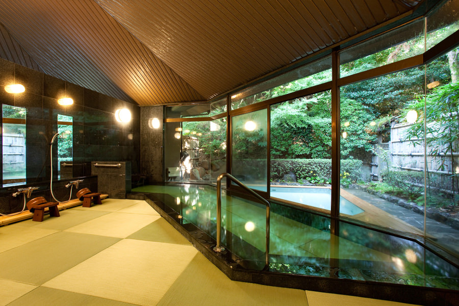 浴槽の中まで畳が敷き詰められた八芳園の「畳の湯」 浴槽の中まで畳が敷き詰められた八芳園の「畳の湯」