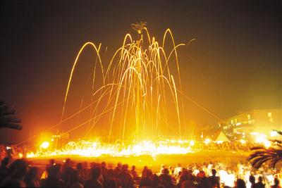 夜の闇に鮮やかな色彩の軌跡が目に飛び込んでくる都井岬火まつり