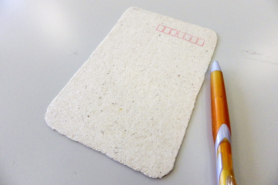 ざらざら、ごつごつとした素朴な感触の「馬糞紙」 ざらざら、ごつごつとした素朴な感触の「馬糞紙」
