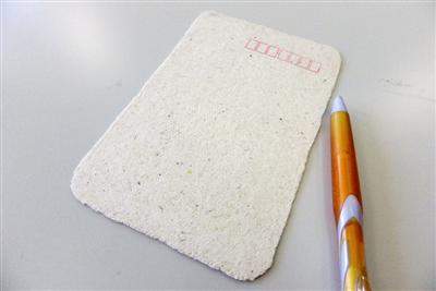 ざらざら、ごつごつとした素朴な感触の「馬糞紙」