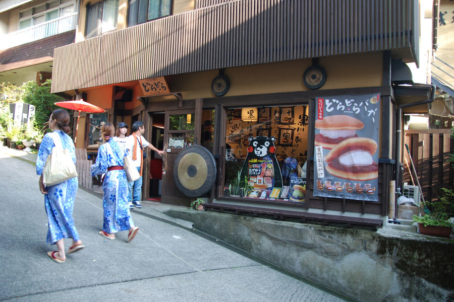 いご坂の途中にある「どらどら」店舗前には、ベンチもあって休憩できます いご坂の途中にある「どらどら」店舗前