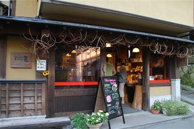 通りに調和した小ぢんまりとした「パティスリー麓」の店舗
