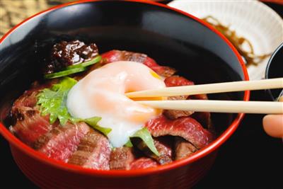「まぼろしの味噌」と半熟卵でいただくあか牛丼が絶品