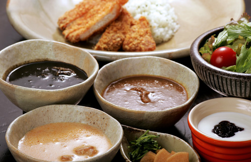 こだわりの3種のカレーを求め多くのツウが訪れます 明治期の古民家を移築した「わろく屋」の店舗