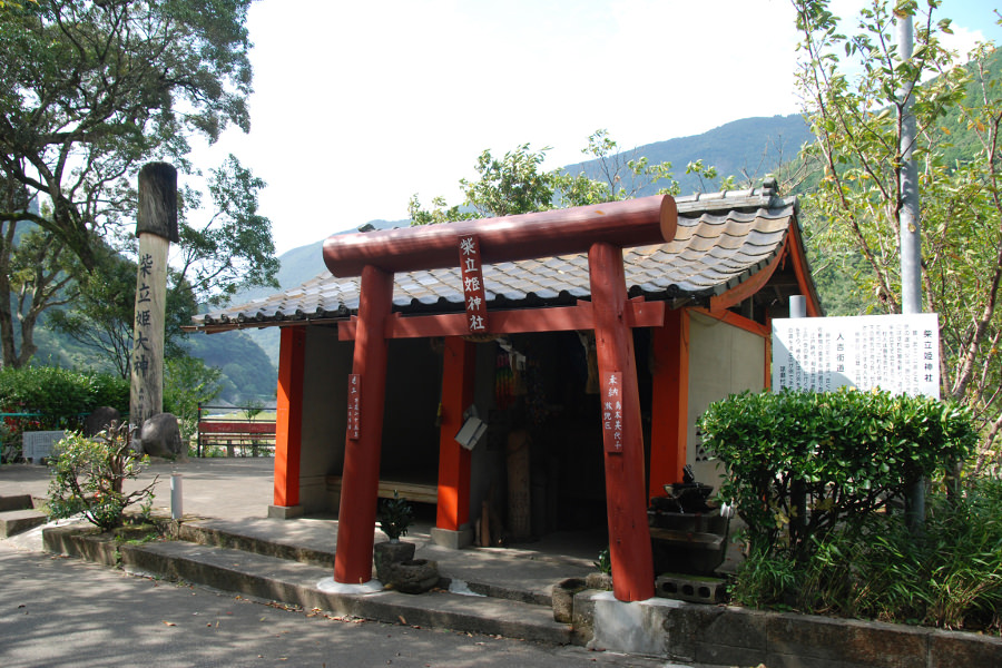 県道304号沿いにあり、裏手に球磨川が流れる「柴立姫神社」 県道304号沿いにあり、裏手に球磨川が流れる「柴立姫神社」