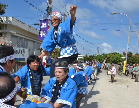 写真提供:八重山毎日新聞社 黒島の大綱引き