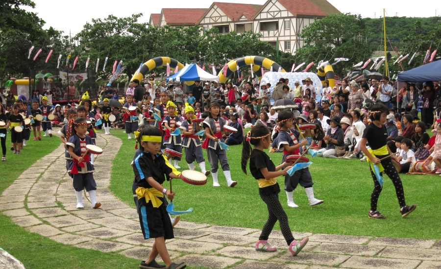 児童たちによる力強いエイサー演舞が会場を盛り上げる