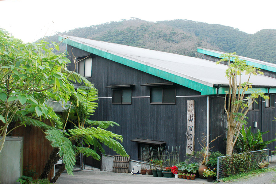 ルリカケスも訪れるという自然豊かな里にある山田酒造の蔵 ルリカケスも訪れるという自然豊かな里にある山田酒造の蔵