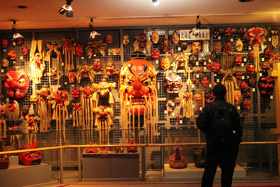 特大からミニサイズまで。天狗のお面がずらりと並ぶ館内