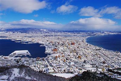 白い街並に山が影を落とす15時以降の景色もおすすめ
