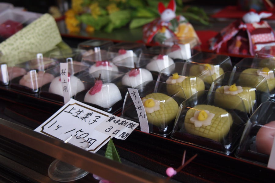 見た目にも華やかな「松山堂」の和菓子。贈り物としても喜ばれる 見た目にも華やかな「松山堂」の和菓子。贈り物としても喜ばれる