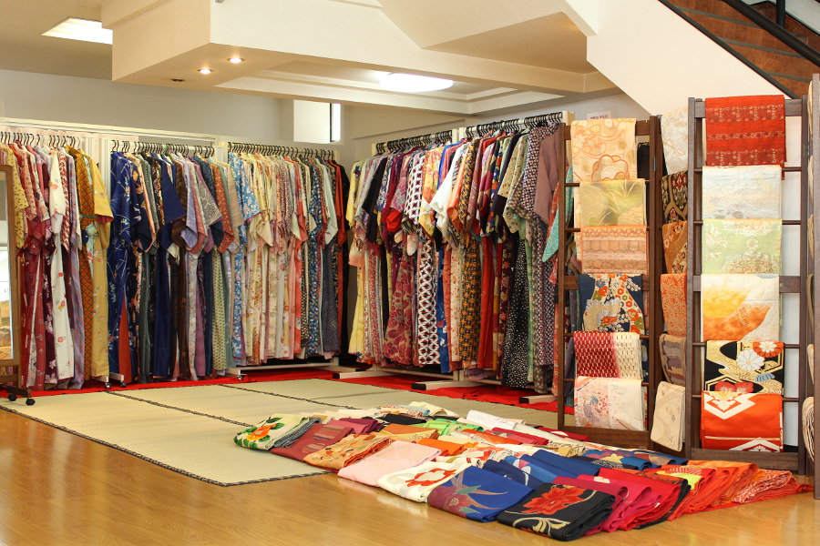 色鮮やかな着物が並ぶ「和楽庵」の店内 色鮮やかな着物が並ぶ「和楽庵」の店内