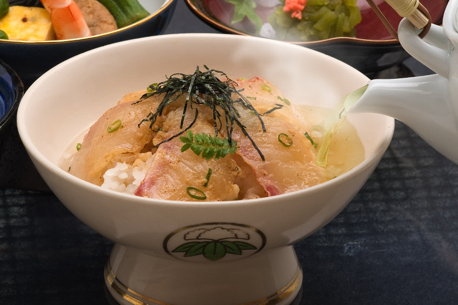 あつあつの茶を注ぎ入れると、ごまと鯛の香りが立ち上るうれしの