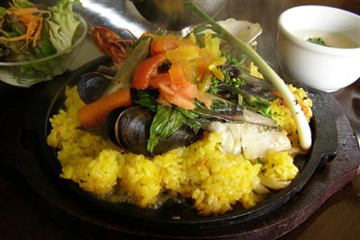 ボリュームたっぷりの「洋食屋の鉄板シーフー丼」
