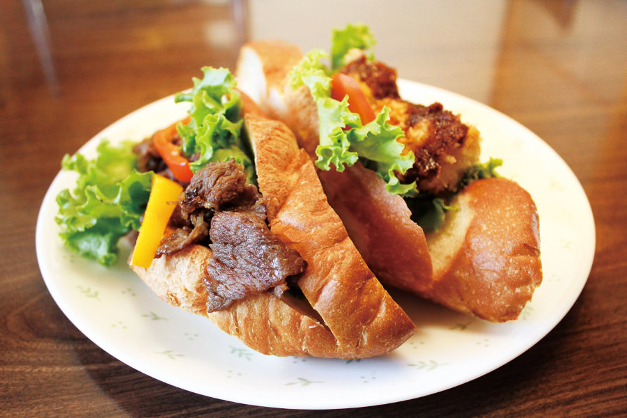 肉も野菜もたくさんで大満足。「一番館」のきつきサンド