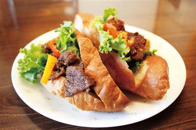 肉も野菜もたくさんで大満足。「一番館」のきつきサンド