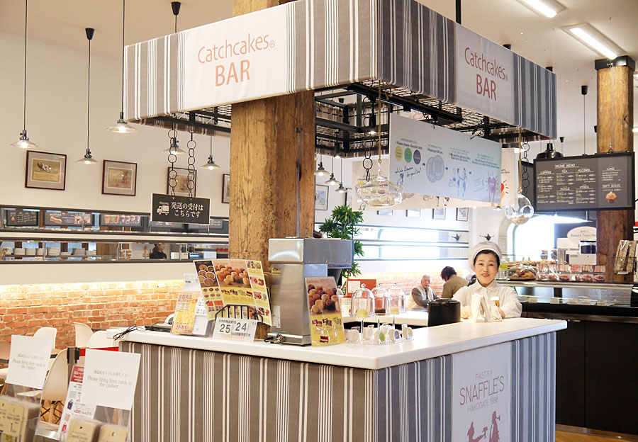 スタンドスタイルでキャッチケーキを味わえる「キャッチケーキバー」