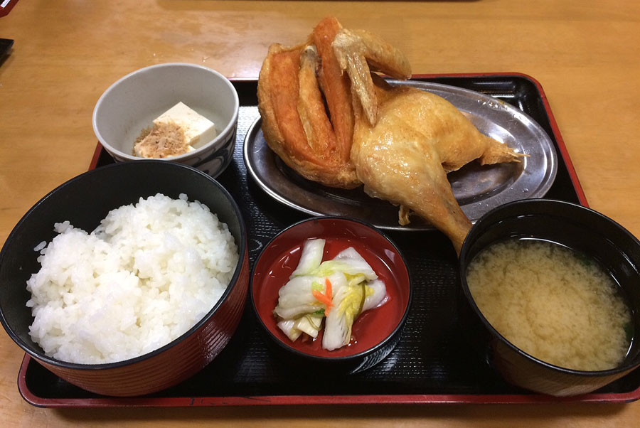 半身揚げの定食はボリューム満点
