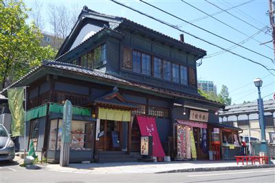 大正初期に建てられた「旧中山倉庫宅」を改築。
