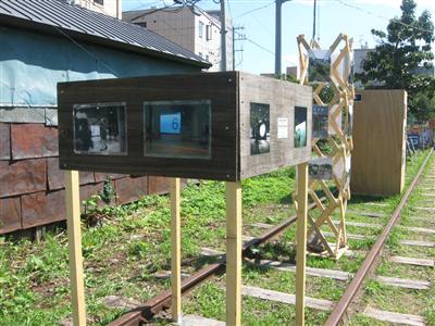 廃線の鉄路と写真が、不思議な調和を見せる。