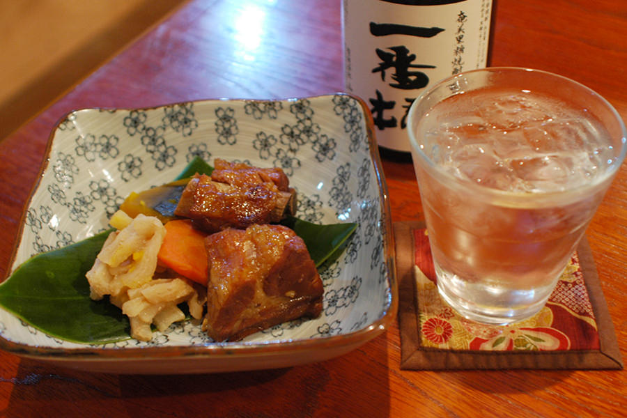 やわらかでこくのある「ならびや」の豚骨は、黒糖焼酎と相性抜群 やわらかでこくのある「ならびや」の豚骨は、黒糖焼酎と相性抜群