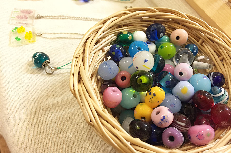 旅先で記憶に残るトンボ玉制作。フュージングも可愛くて人気