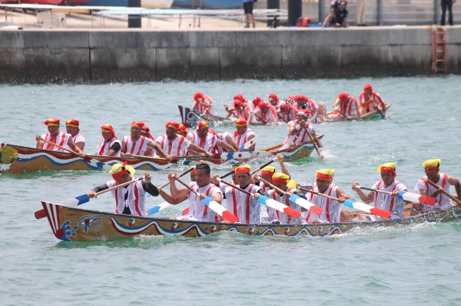 中国語で龍を意味する爬龍船(はりゅうせん=サバニ)で競いあう 中国語で龍を意味する爬龍船(はりゅうせん=サバニ)で競いあう