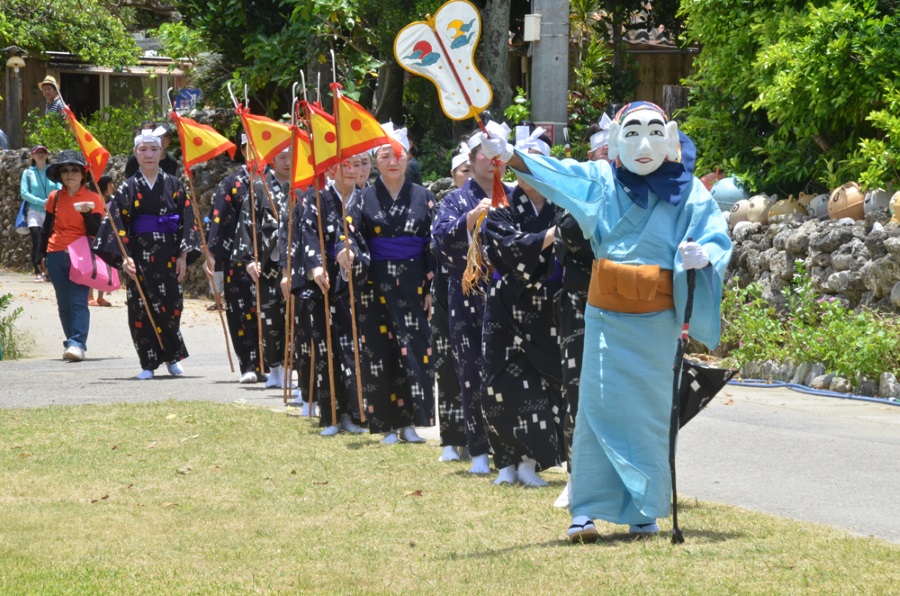 民謡「弥勒節」の唄声とともに登場するミルク様