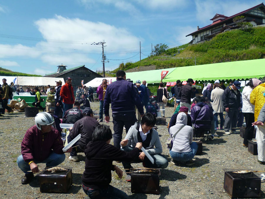 小樽産ニシンの提供は正午から1時間おきに4回、整理券を配布(1匹300円) おたる祝津にしん群来祭り